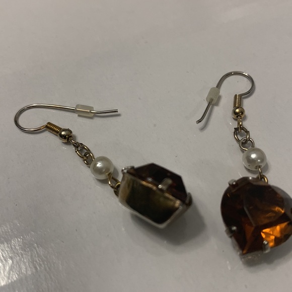 Heart shaped brown colour small pearl earrings - Picture 4 of 6